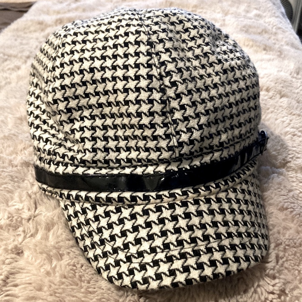 Womens black and white winter hat.